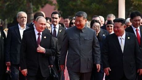 China: Xi Jinping, Wladimir Putin und Kim Jong Un feiern sich in Peking – Donald Trump zürnt aus der Ferne