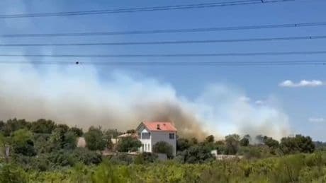Se confiner, fermer les volets: les consignes de sécurité face à l'incendie à Marseille