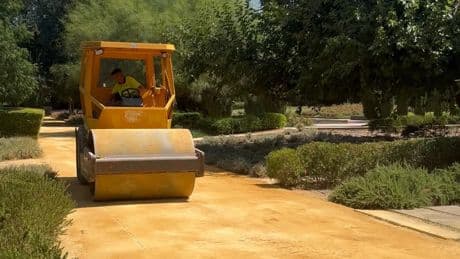 Sevilla rehabilita más de 6.000 metros cuadrados de los caminos centrales de los Jardines del Guadalquivir con albero y más arbolado