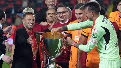 Okan Buruk 2. kez kupayı aldı, efsaneler arasına girdi!