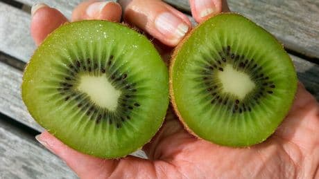 Durante años pelamos frutas por costumbre. Parece que estábamos tirando lo mejor según la ciencia