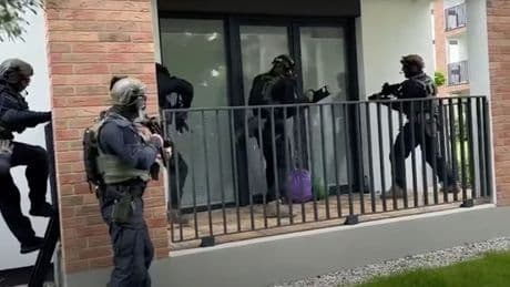 Zwei Deutsche in Polen verhaftet - Polizei stürmt Schockanrufer-Zentrale