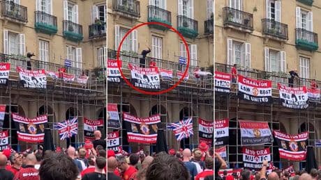 Un anciano impide a dos hinchas del Manchester United subirse a su balcón en Bilbao