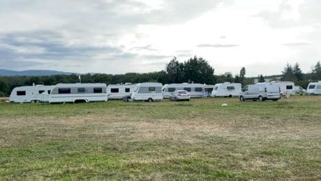 Des gens du voyage forcent l'entrée du terrain de football d'Aiglun, le maire pointe du doigt l'absence d'aire d'accueil