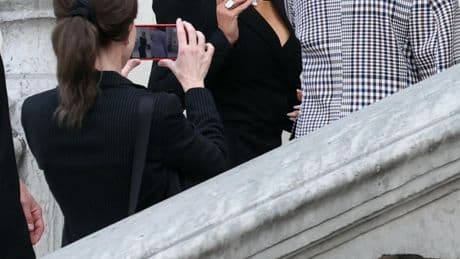 L’entrée fracassante de Kim Kardashian, parée de diamants, dans un ensemble noir à rayures banquier, au palais de justice de Paris
