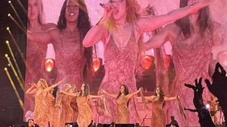 Un brote de sarampión, una caída en directo... Shakira vive su gira más atípica