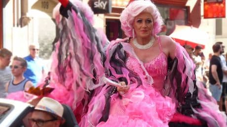 Drag Queen dopo la messa dell’arcivescovo: l'assalto gender non risparmia neanche le sagre