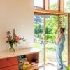 ‘Wij leven het hele jaar door buiten’: kijk binnen in vijf stijlvolle woningen tussen het groen