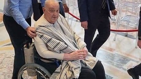 El papa Francisco aparece por sorpresa en la basílica de San Pedro en camiseta, silla de ruedas y con una manta