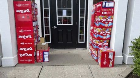 Plots 22 dozen voor de deur, jongen (8) bestelt 70.000 lolly’s op telefoon moeder: ’Hij wilde kermis organiseren’