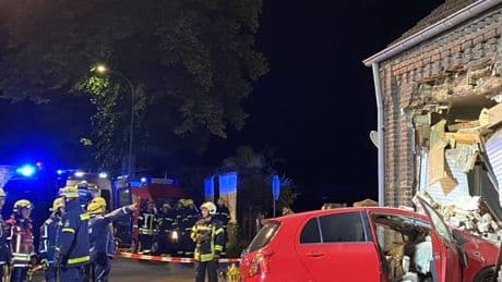 Spektakulärer Unfall in Geldern: Auto rast durch Hauswand direkt ins Schlafzimmer