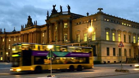 Transfrauen im Bus sexuell belästigt – Staatsschutz ermittelt