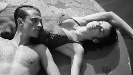 François Ozon dévoile son adaptation de L’Étranger dans une bande-annonce audacieuse en noir et blanc