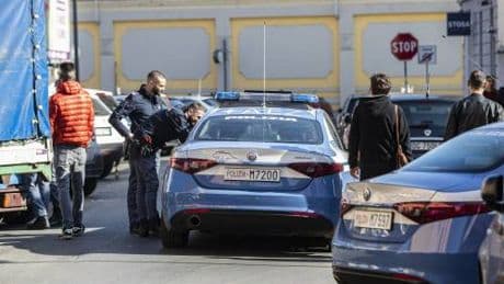 Si finge massaggiatore e la stupra in un garage. Arrestato pakistano
