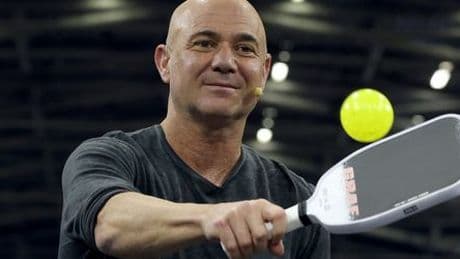 Ex-Tennisstar Andre Agassi gewinnt sein erstes professionelles Pickleballspiel