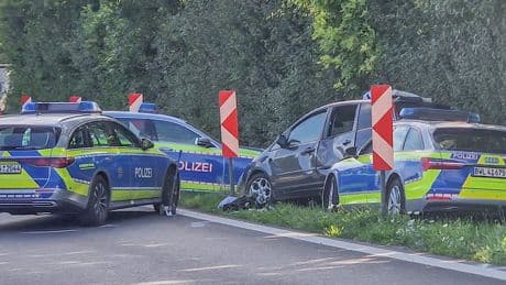 Wilde Verfolgungsjagd auf A81 - Flüchtender demoliert drei Polizeiautos