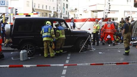 Mehrere Verletzte - Auto fährt in Menschengruppe in Stuttgart