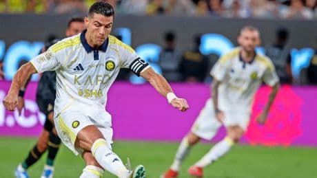 VIDEO Cristiano Ronaldo verprutst strafschop na aanloop met mini-stapjes