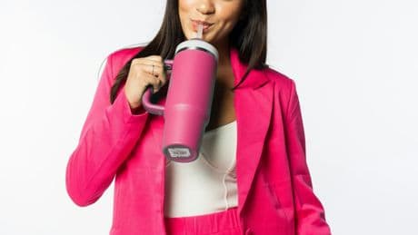 TikTok enloquece con las botellas de Stanley: no son baratas, pero aquí están rebajadas)
