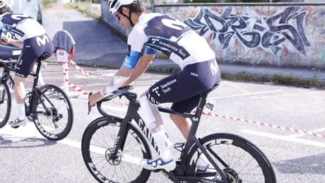 Javier Romo, el ciclista que sufrió una caída por culpa de un manifestante, se retira de La Vuelta