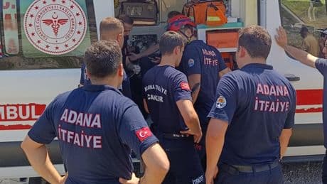 Adana'da yangın söndürme uçağı gölden su alırken düştü: 2 pilot hafif yaralandı