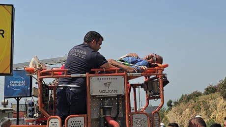 Çatıda boya yaparken elektrik akımına kapılan işçi yaralandı