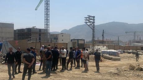 Hatay’da ücretlerini alamayan TOKİ işçileri çatıya çıktı: 2 işçi gözaltında