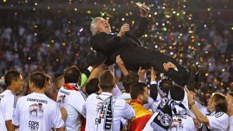 La plantilla merengue se rinde a la figura de 'Carletto'