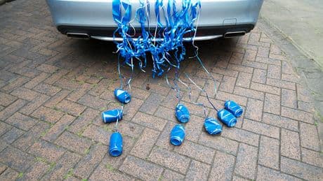 Just Married – aber illegal? Was Brautpaare über Dosen am Auto wissen sollten