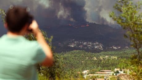 Incendies au Portugal : 2 000 hectares ont déjà brûlé, près de 2 000 pompiers mobilisés contre les feux à travers le pays