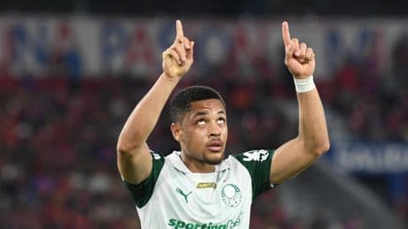 Un golazo de Vitor Roque mete al Palmeiras en octavos de final