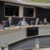 Waarom gaf het kernkabinet een persconferentie om 5 uur 's morgens?
