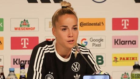 Bei WM noch verboten - DFB-Star Gwinn läuft mit DIESER Kapitänsbinde auf
