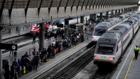"Des milliers d'Espagnols piégés dans des trains": après la panne géante, nouveau chaos dans le rail ibérique