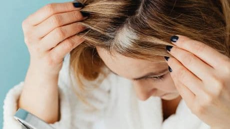 El cambio en la dieta que puede ayudar a prevenir las canas, según los expertos