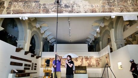 Técnicos del Gobierno de Aragón preparan el traslado de las pinturas de Sijena en el MNAC