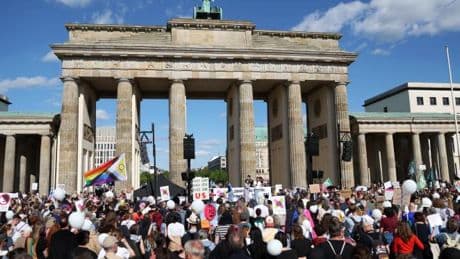 Tausende Demonstranten fordern ein Verbot der AfD