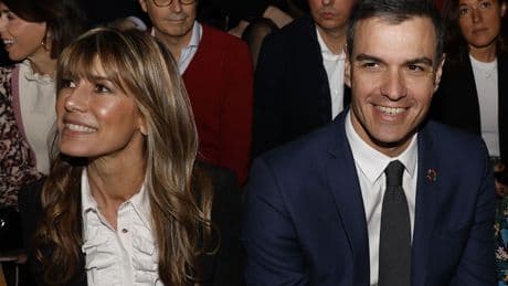 La familia de Begoña Gómez escondió las saunas y prostíbulos de forma plenamente coordinada con el ascenso de Sánchez