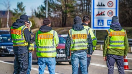 EU-bobo’s bejubelen op feestje succes van Schengen, terwijl ze aan de grens gek worden van controles