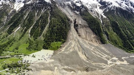 Las espectaculares fotos del antes y después de la avalancha en Suiza