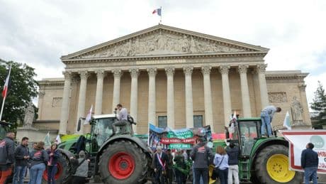 Loi Duplomb : la FNSEA gare ses tracteurs devant l'Assemblée nationale