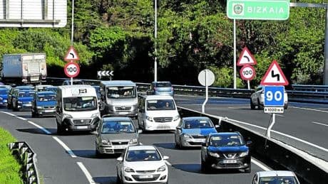 El éxodo a la periferia y el ocio disparan a máximos el uso del coche en Bizkaia