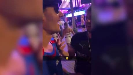 Malle-Video aufgetaucht - Verrät Gladbach-Star Neuhaus hier sein Gehalt?