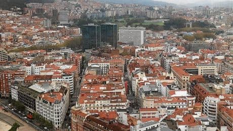 Las entidades públicas poseen siete de cada diez pisos en manos de grandes tenedores en Euskadi