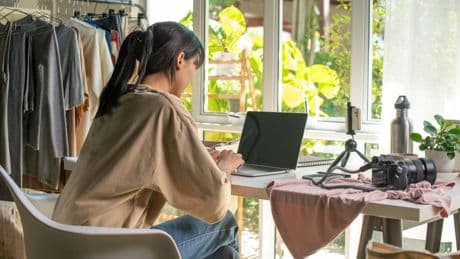 3 Low-Cost Side Hustles You Can Start Today That Are Making $2,000/mo