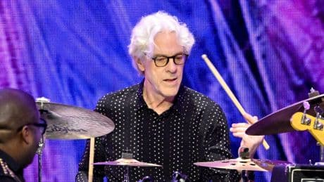 Stewart Copeland, l’artista che ha reinventato la batteria e fatto tremare i Police