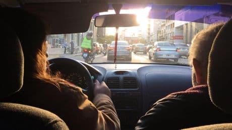 ADAC warnt: Diese Haltung ist für Beifahrer lebensgefährlich