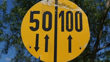Gelbe Schilder an deutschen Brücken: Viele Autofahrer kennen die Bedeutung nicht