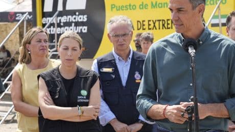 Los gestos de María Guardiola cuando Sánchez habla de la labor del Gobierno en los incendios