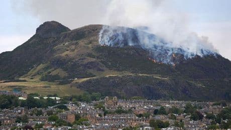 Flammen: Brand auf Berg in Edinburgh